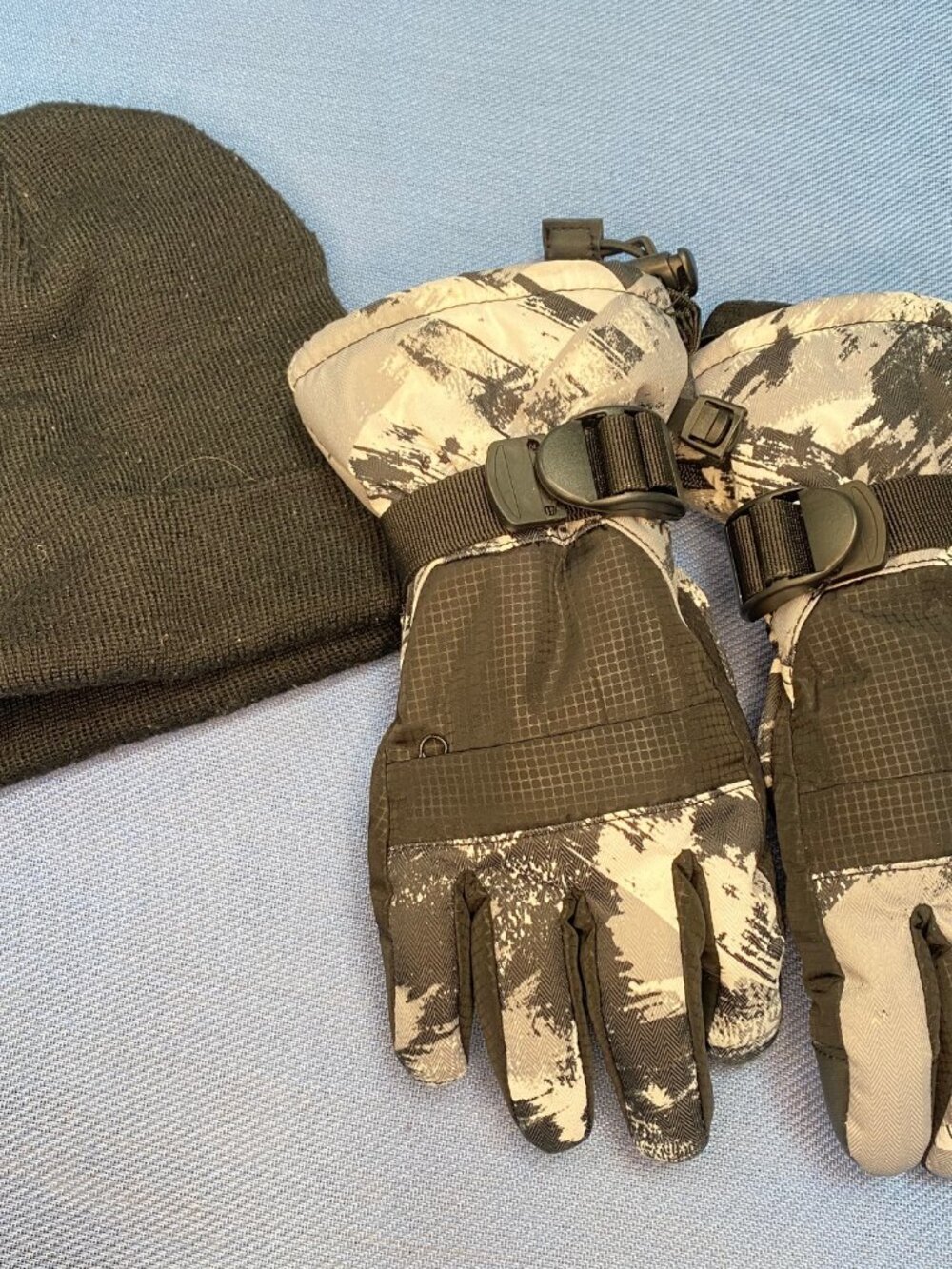 Ski Gloves and Hat Size 8 3m insulated